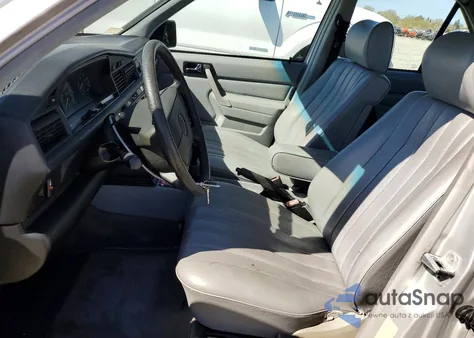 1987 Mercedes-Benz 190 E 2.3 z USA, uszkodzony, nr VIN WDBDA28D6HF305687